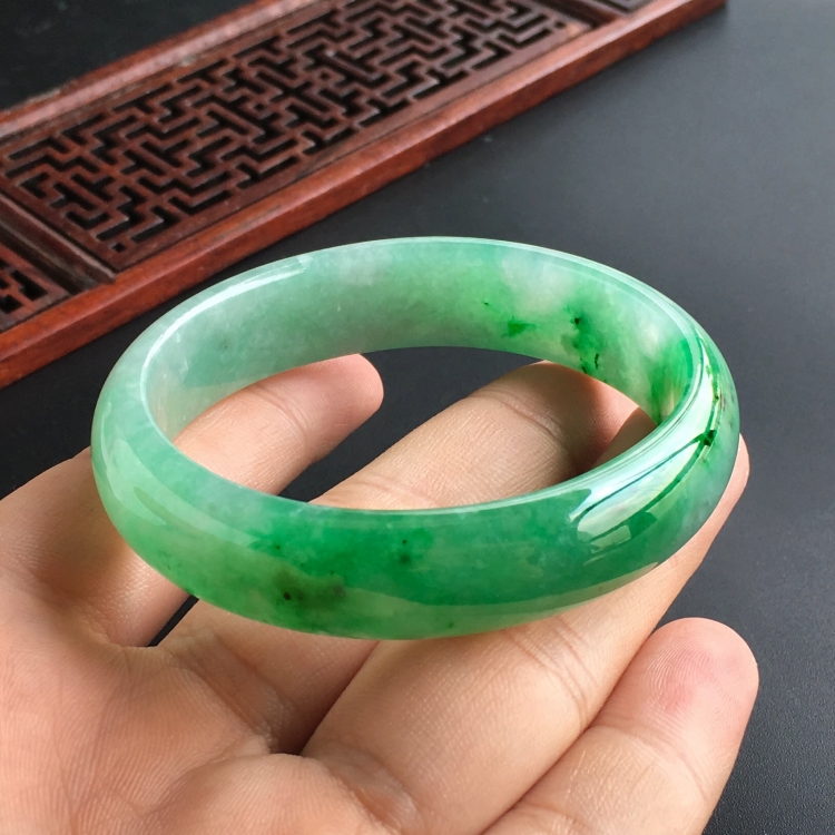 (超值推荐)糯冰种飘翠贵妃镯(55mm-47.1mm)