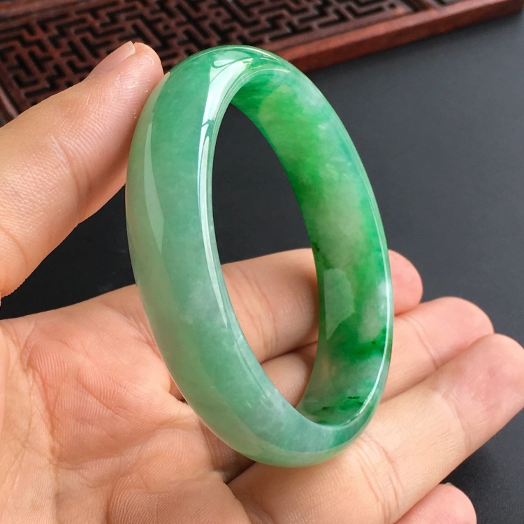 (超值推荐)糯冰种飘翠贵妃镯(55mm-47.1mm)