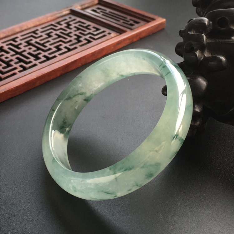 (超值推荐)冰种飘花贵妃镯(55.7mm-49.2mm)