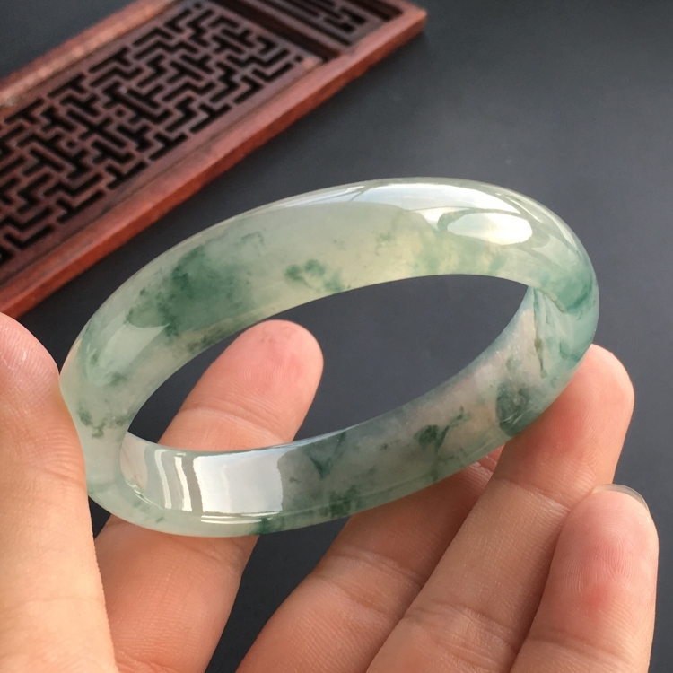 (超值推荐)冰种飘花贵妃镯(55.7mm-49.2mm)