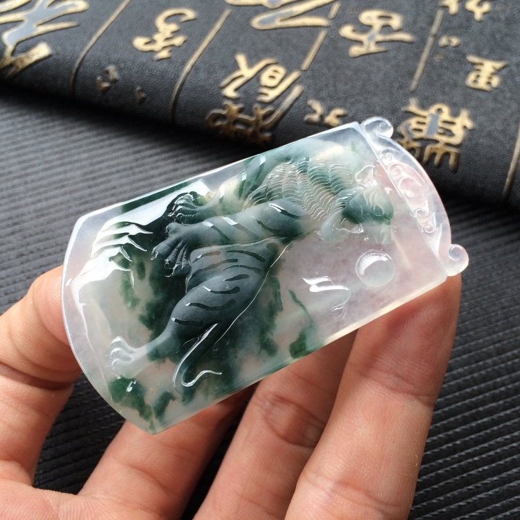 (超值推荐)冰种飘花虎虎生威挂件