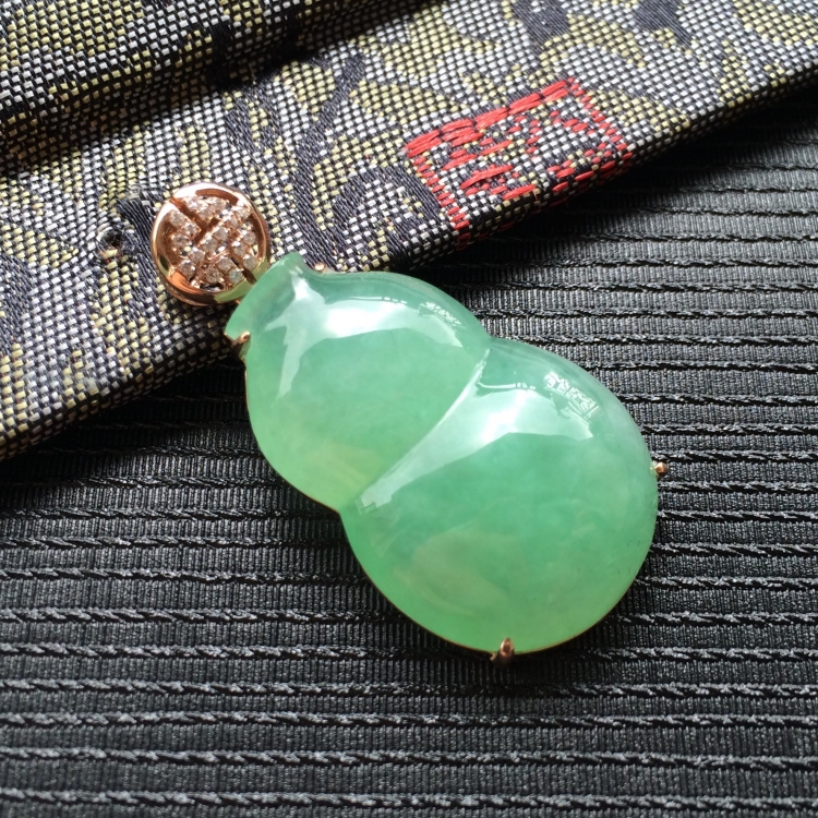 (超值推荐)糯冰种绿晴水镶玫瑰金钻石葫芦胸坠