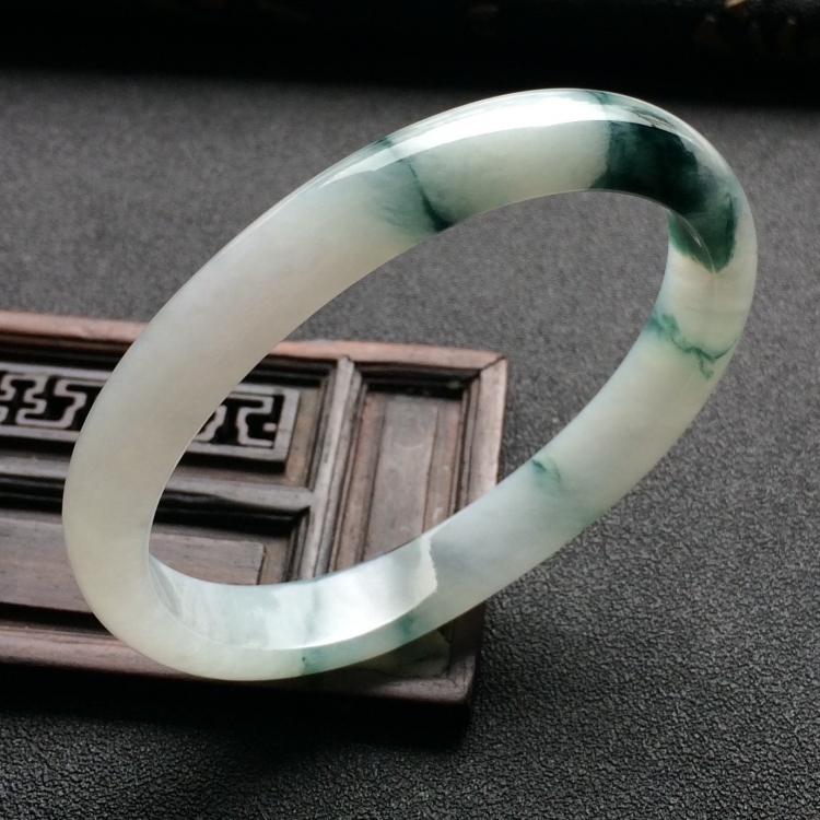 （超值推荐）糯冰种飘花贵妃手镯（54.6mm-44.4mm）