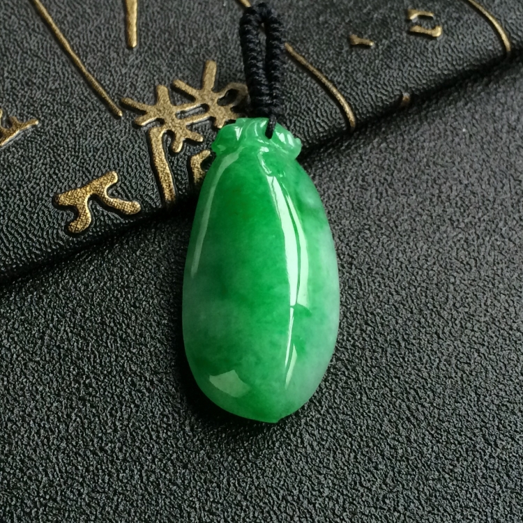 (超值推荐)糯冰种翠色福瓜挂件