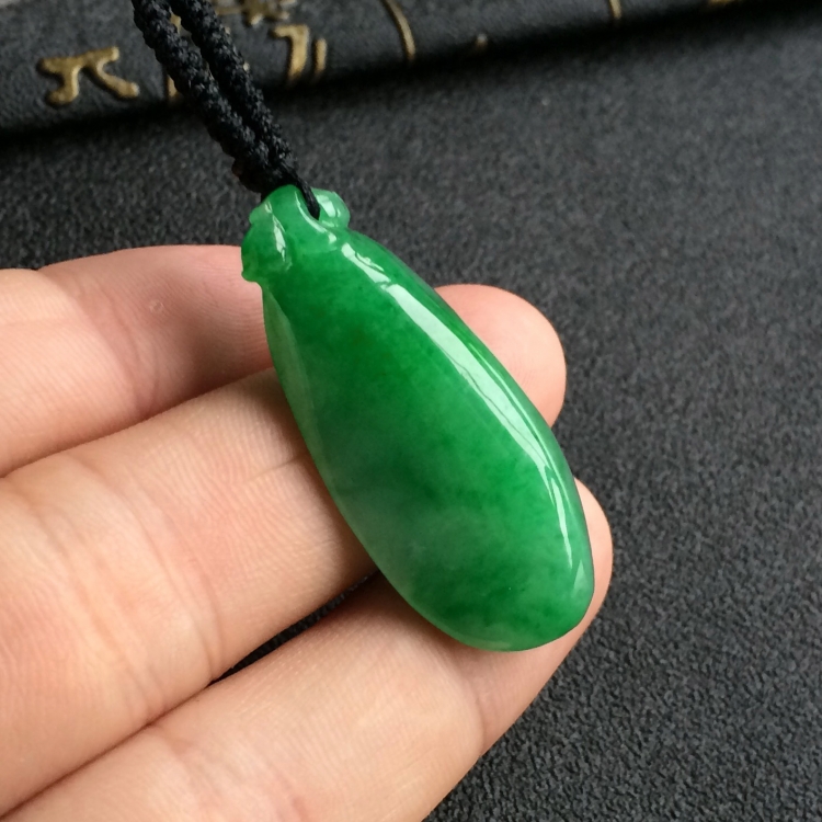 (超值推荐)糯冰种翠色福瓜挂件