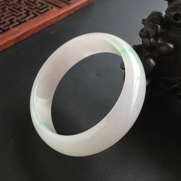 (超值推荐)糯冰种略飘翠贵妃镯(55.6mm-48.3mm)