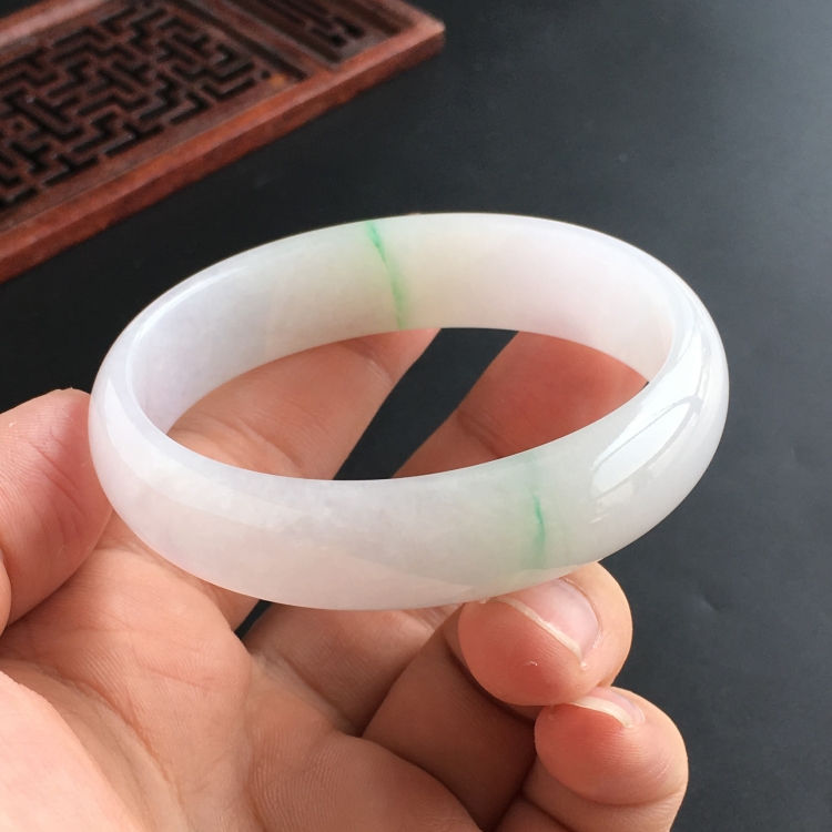 (超值推荐)糯冰种略飘翠贵妃镯(55.6mm-48.3mm)