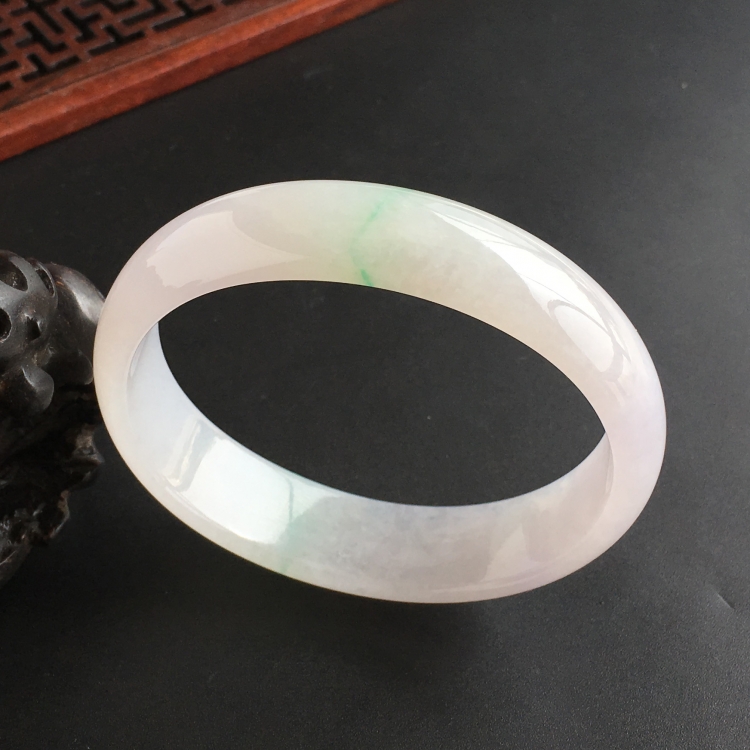 (超值推荐)糯冰种略飘翠贵妃镯(55.6mm-48.3mm)