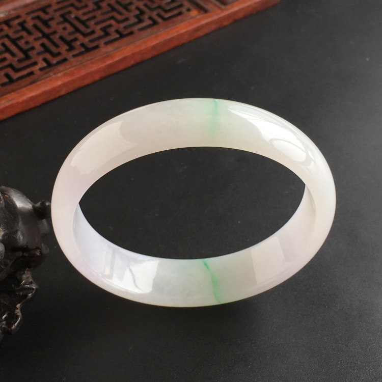 (超值推荐)糯冰种略飘翠贵妃镯(55.6mm-48.3mm)