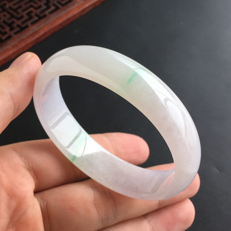 (超值推荐)糯冰种略飘翠贵妃镯(55.6mm-48.3mm)