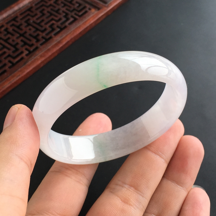 (超值推荐)糯冰种略飘翠贵妃镯(55.6mm-48.3mm)