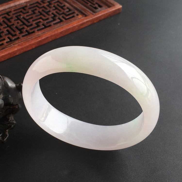 (超值推荐)糯冰种淡春带彩贵妃镯(55.4mm-47.5mm)