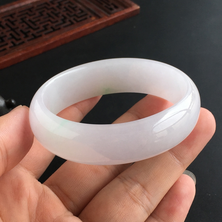 (超值推荐)糯冰种淡春带彩贵妃镯(55.4mm-47.5mm)