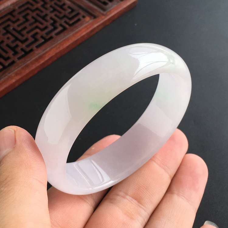 (超值推荐)糯冰种淡春带彩贵妃镯(55.4mm-47.5mm)