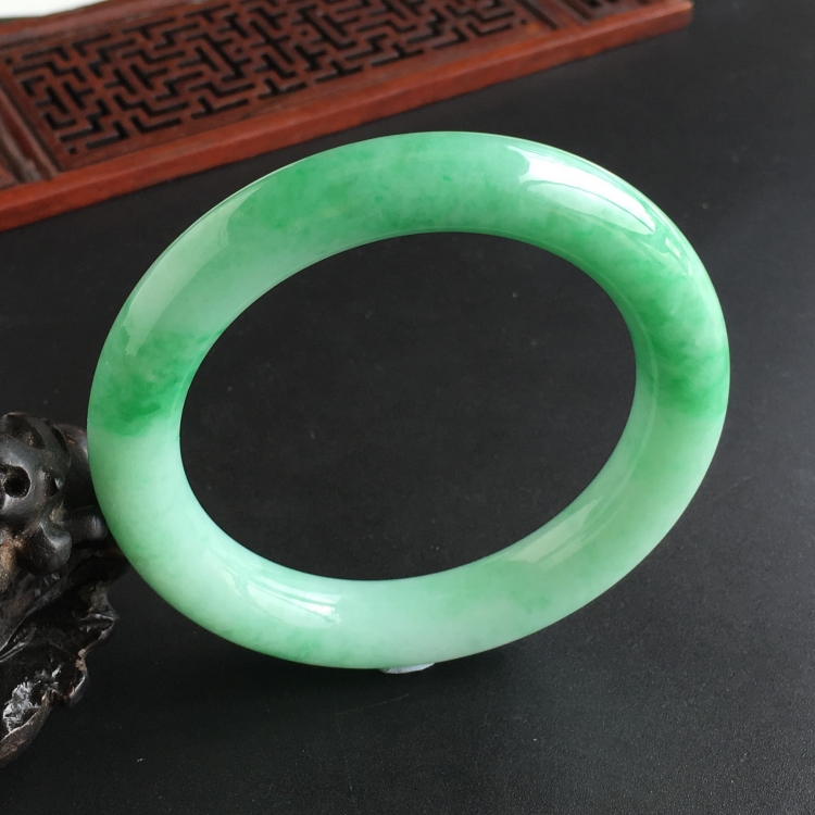 (超值推荐)糯冰种飘翠圆条手镯(57.6mm)