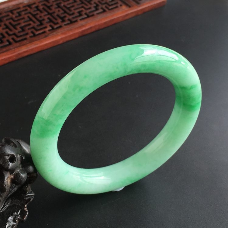 (超值推荐)糯冰种飘翠圆条手镯(57.6mm)