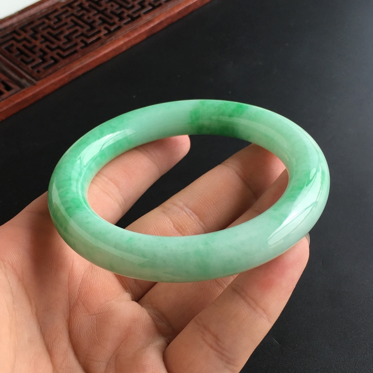 (超值推荐)糯冰种飘翠圆条手镯(57.6mm)