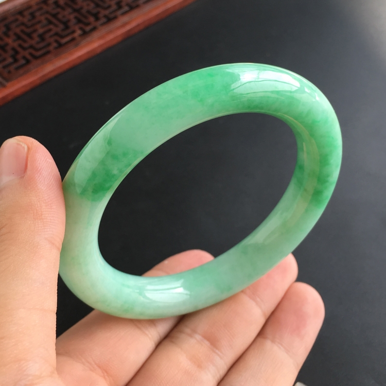 (超值推荐)糯冰种飘翠圆条手镯(57.6mm)
