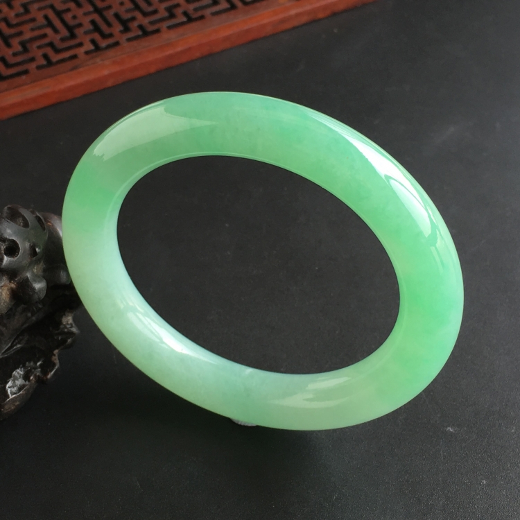 (超值推荐)糯冰种浅绿圆条手镯(55.7mm)