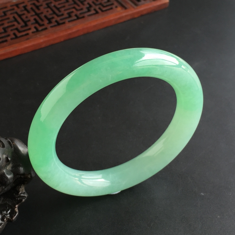(超值推荐)糯冰种浅绿圆条手镯(55.7mm)
