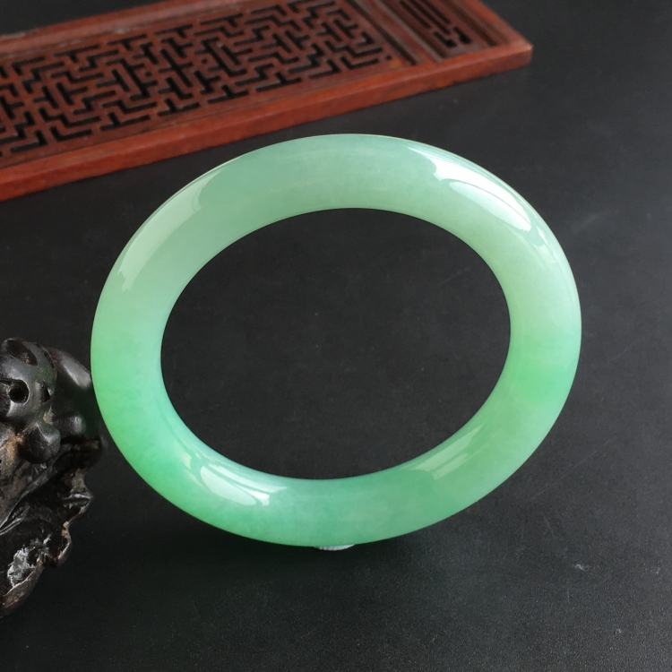 (超值推荐)糯冰种浅绿圆条手镯(55.7mm)