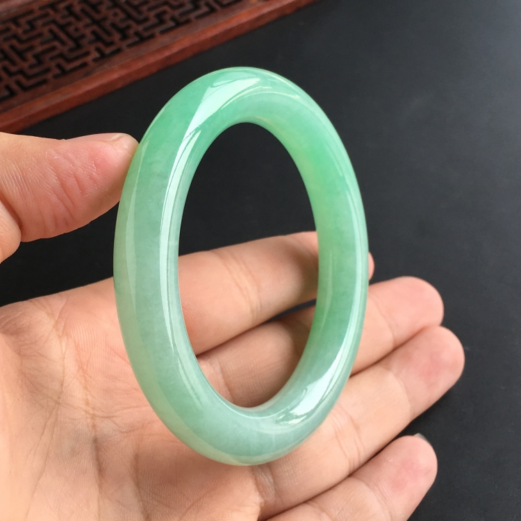 (超值推荐)糯冰种浅绿圆条手镯(55.7mm)