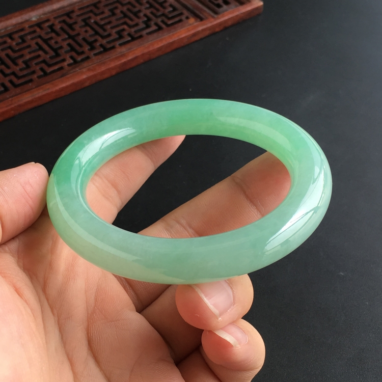(超值推荐)糯冰种浅绿圆条手镯(55.7mm)