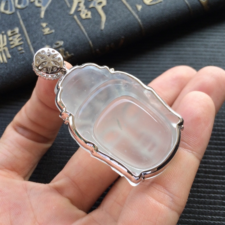 (超值推荐)冰种淡晴水镶白金钻石观音头胸坠