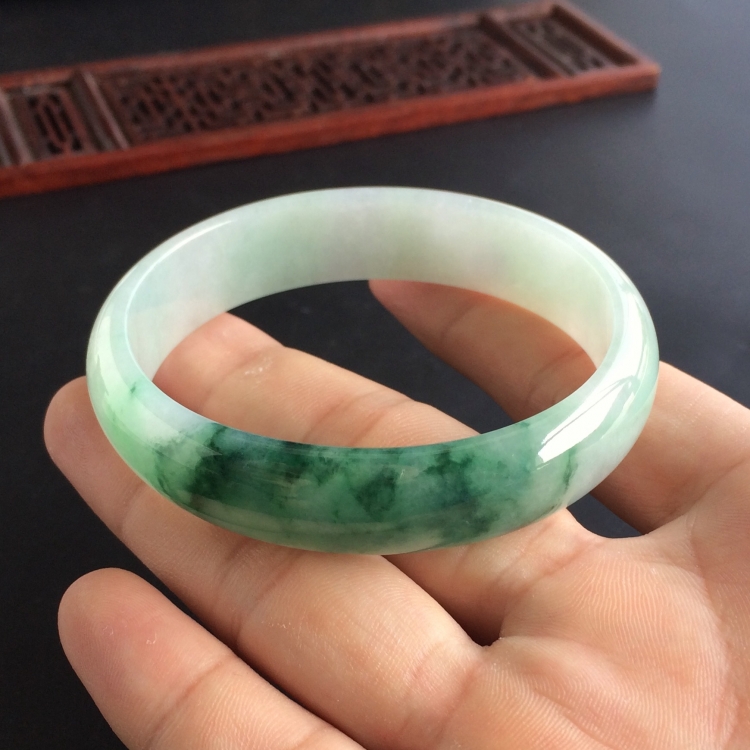 (超值推荐)糯冰种飘花贵妃镯(58.7mm-50.6mm)