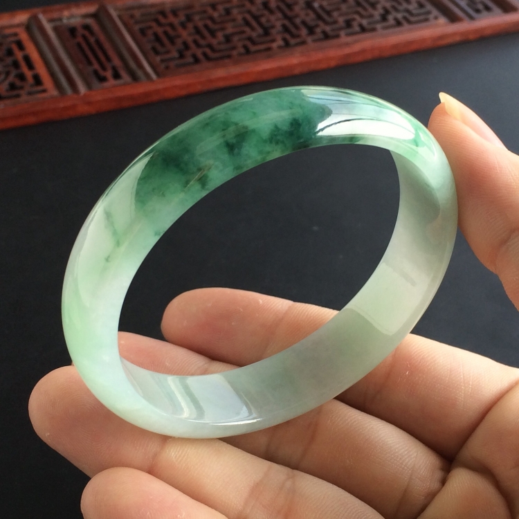 (超值推荐)糯冰种飘花贵妃镯(58.7mm-50.6mm)