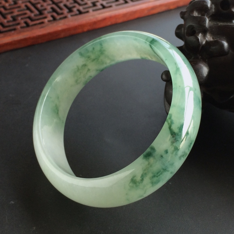 (超值推荐)糯冰种飘花贵妃镯(54.8mm-48.8mm)