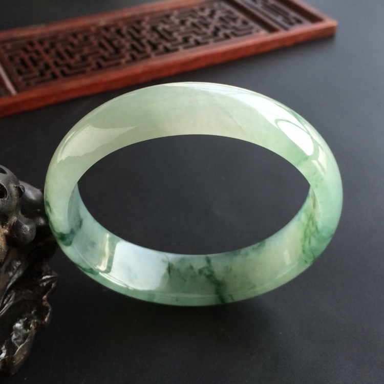(超值推荐)糯冰种飘花贵妃镯(54.8mm-48.8mm)