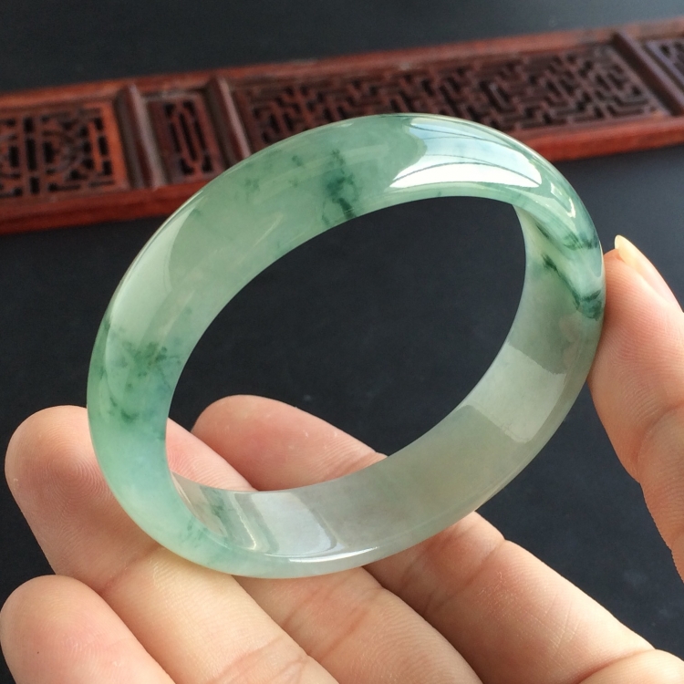 (超值推荐)糯冰种飘花贵妃镯(54.8mm-48.8mm)
