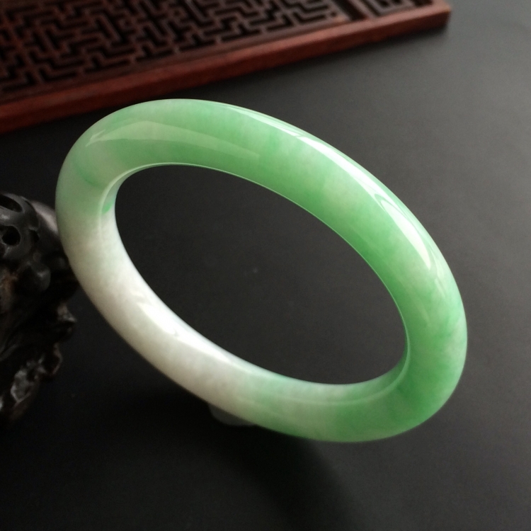 (超值推荐)糯冰种飘翠圆条手镯(56.3mm)