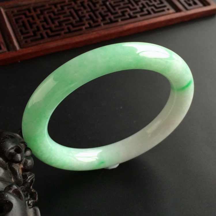 (超值推荐)糯冰种飘翠圆条手镯(56.3mm)