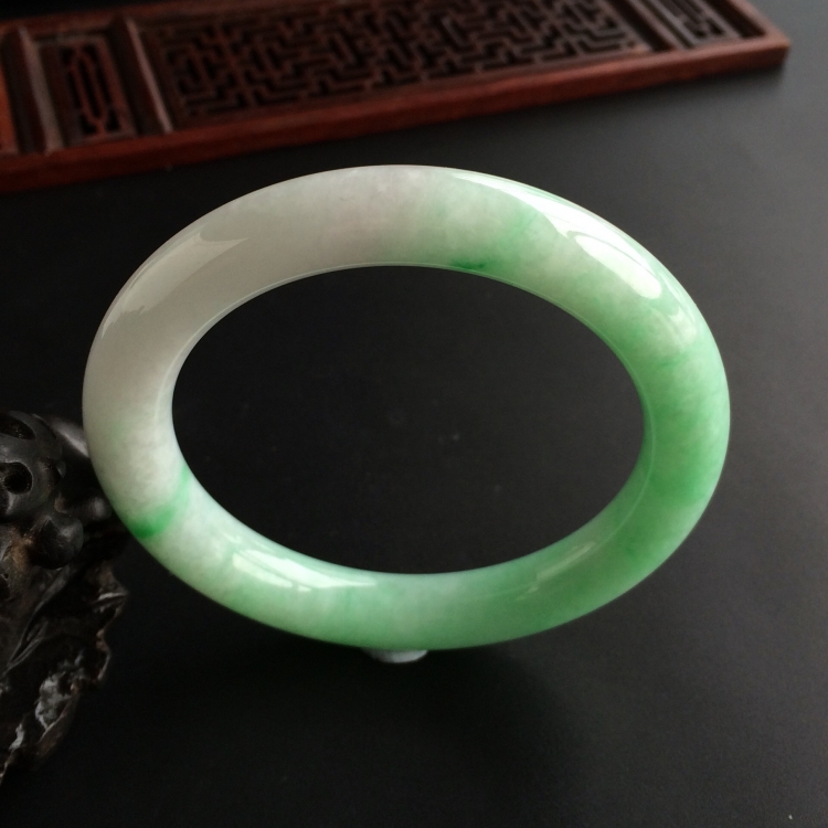 (超值推荐)糯冰种飘翠圆条手镯(56.3mm)