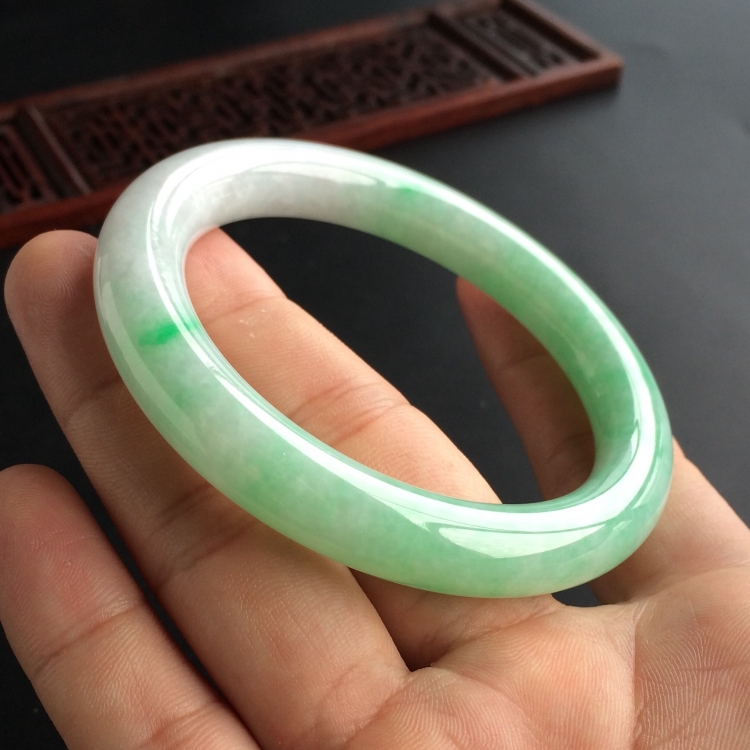 (超值推荐)糯冰种飘翠圆条手镯(56.3mm)