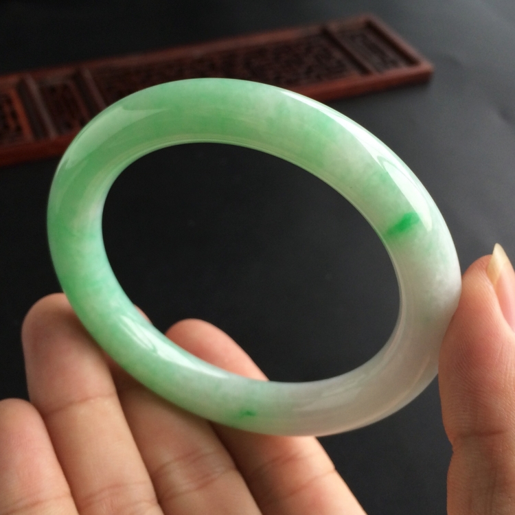 (超值推荐)糯冰种飘翠圆条手镯(56.3mm)