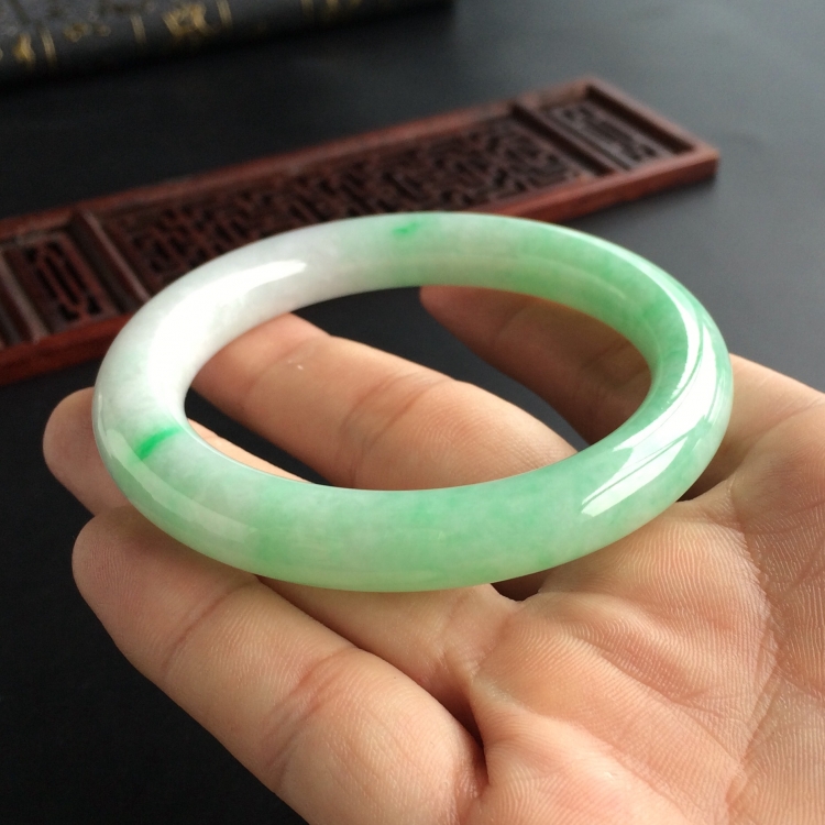 (超值推荐)糯冰种飘翠圆条手镯(56.3mm)