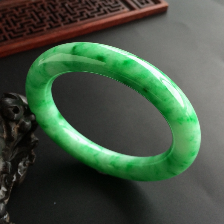 (超值推荐)糯冰种飘翠圆条手镯(56.8mm)