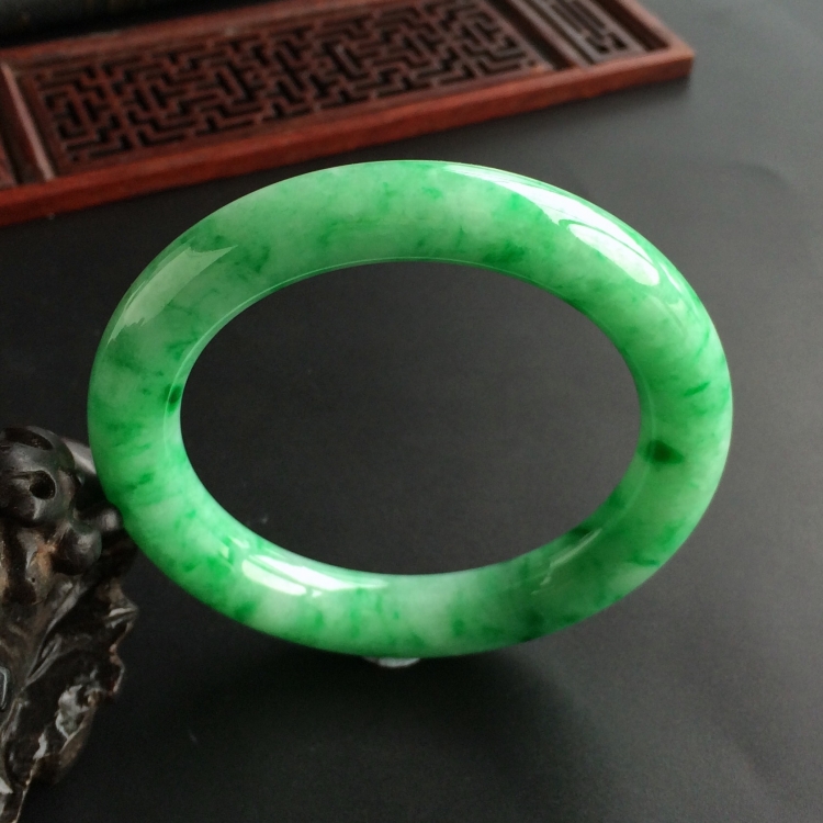 (超值推荐)糯冰种飘翠圆条手镯(56.8mm)