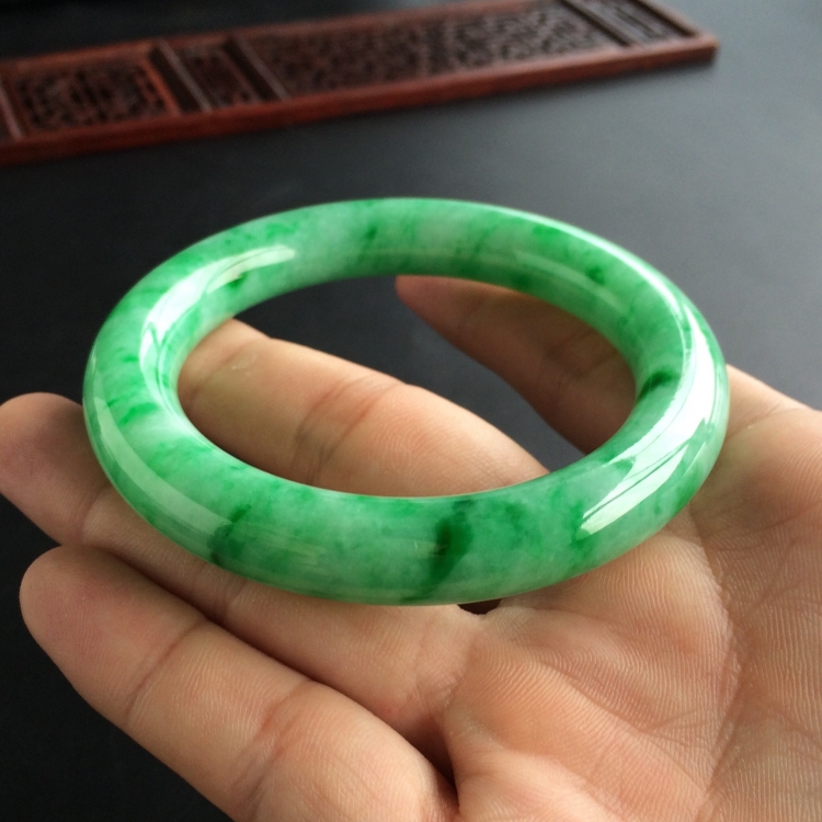 (超值推荐)糯冰种飘翠圆条手镯(56.8mm)
