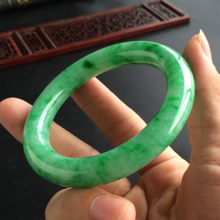 (超值推荐)糯冰种飘翠圆条手镯(56.8mm)
