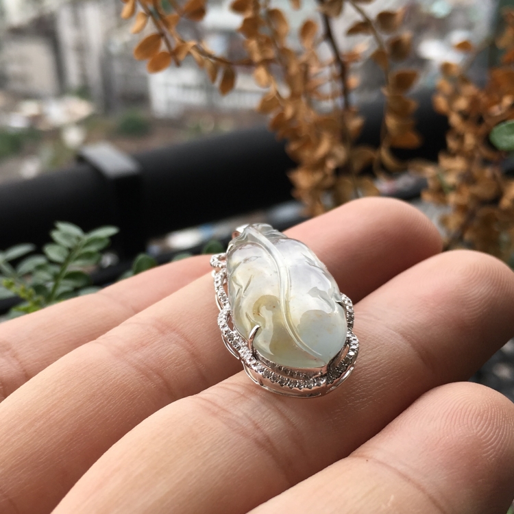 (超值推荐)冰玻种淡黄翡镶白金钻石羽毛胸坠
