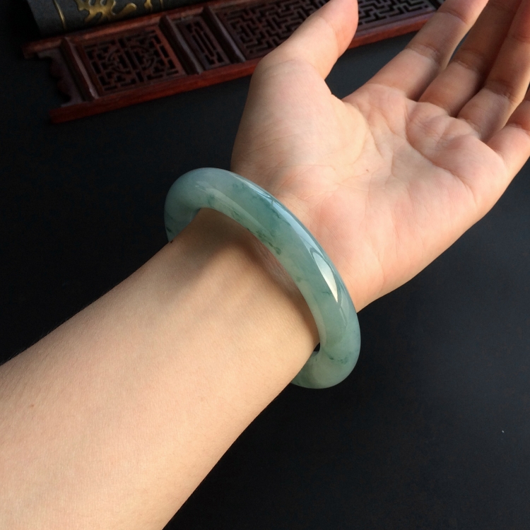 (超值推荐)糯冰种飘花圆条手镯(56.5mm)
