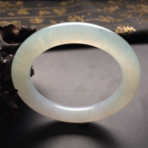 （超值推荐）糯冰种淡晴水圆条手镯（56mm）