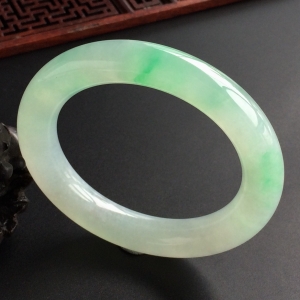 (超值推荐)糯冰种飘翠圆条手镯(58.6mm)