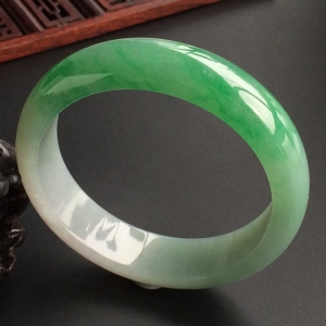 (超值推荐)糯冰种飘翠手镯(56.5mm)
