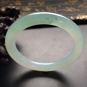 （超值推荐）糯冰种晴水略飘花圆条手镯（55.9mm）