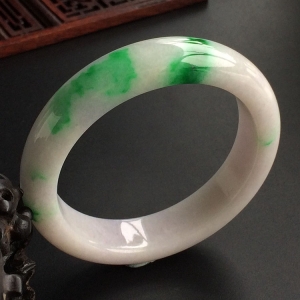(超值推荐)糯冰种春带彩手镯(55.3mm)